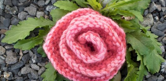 How to knit a rose